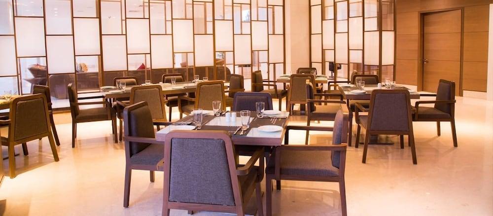 Regenta Central Grand Exotica Pimpri-Chinchwad Екстериор снимка
