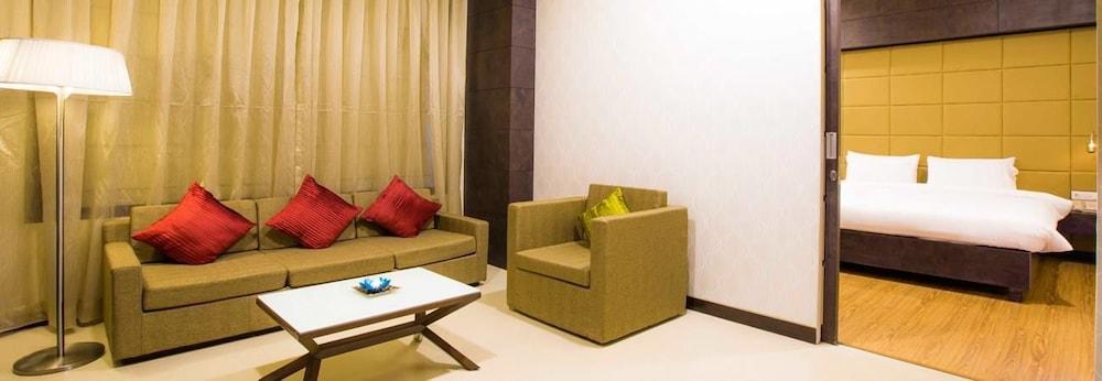 Regenta Central Grand Exotica Pimpri-Chinchwad Екстериор снимка