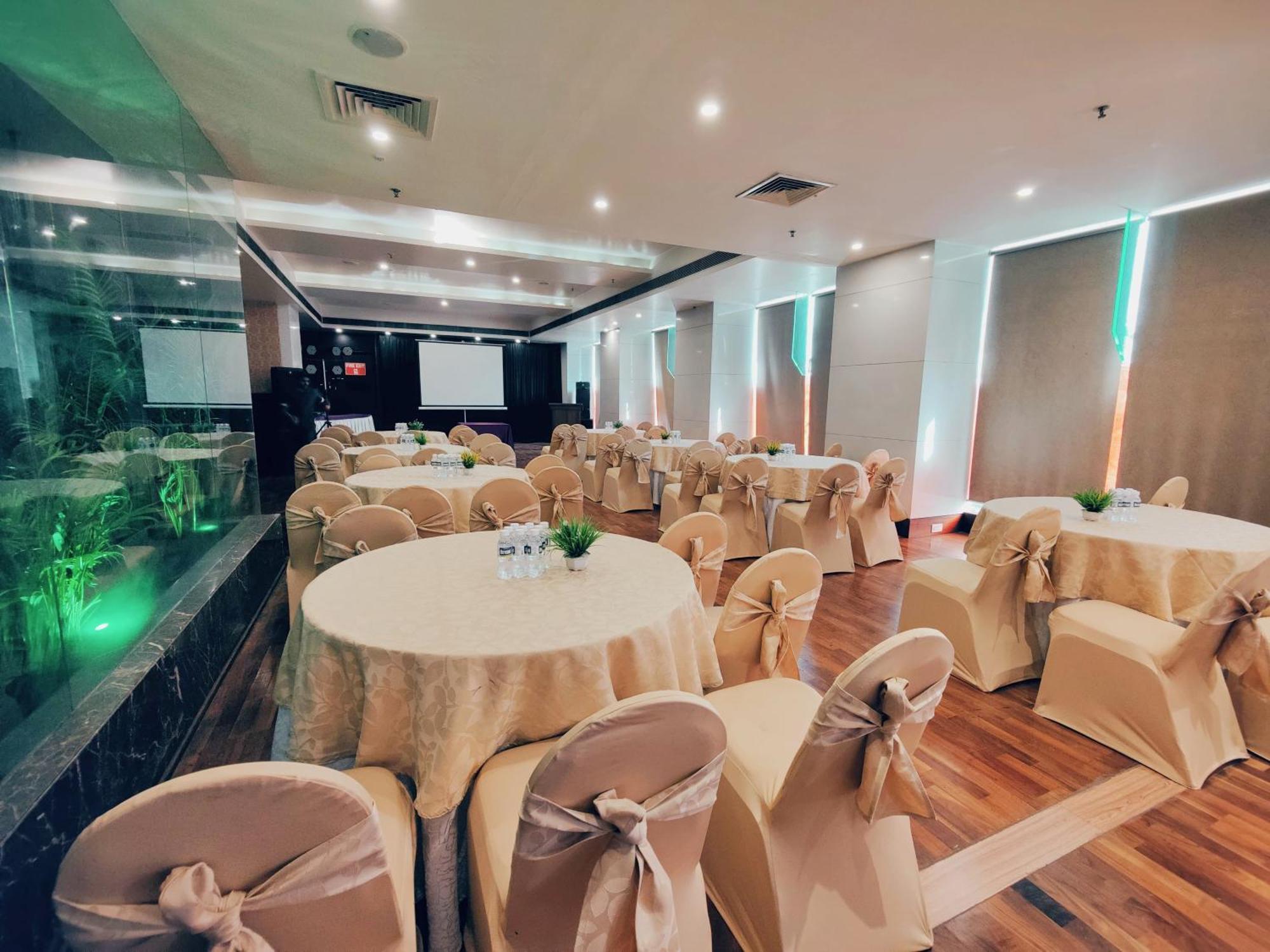 Regenta Central Grand Exotica Pimpri-Chinchwad Екстериор снимка